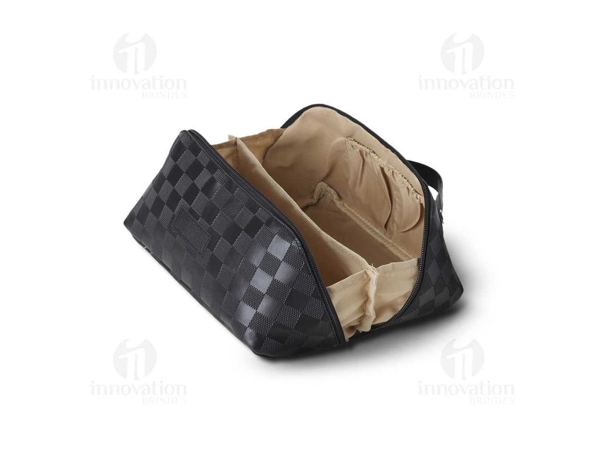 Nécessaire de couro sintético moderno e luxuoso, perfeito para você levar seus acessórios de viagem com muito estilo. Ideal para quem busca praticidade e elegância em um único produto. Aproveite a qualidade do couro sintético e o design clássico deste nécessaire. Leve, compacto e com alça, é um item indispensável para quem valoriza a praticidade no dia a dia. Adquira já o seu e tenha um acessório exclusivo para acompanhar suas aventuras! Nécessaire de couro sintético moderno e luxuoso, perfeito para você levar seus acessórios de viagem com muito estilo. Ideal para quem busca praticidade e elegância em um único produto. Aproveite a qualidade do couro sintético e o design clássico deste nécessaire. Leve, compacto e com alça, é um item indispensável para quem valoriza a praticidade no dia a dia. Adquira já o seu e tenha um acessório exclusivo para acompanhar suas aventuras!