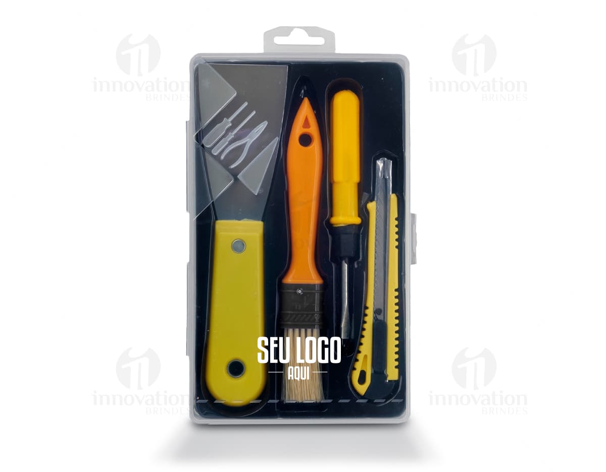 Kit com caneta e lapiseira de metal dentro de um estojo preto vazio, sobre uma mesa de escritório com papel em branco e uma página aberta de um livro. Kit com caneta e lapiseira de metal dentro de um estojo preto vazio, sobre uma mesa de escritório com papel em branco e uma página aberta de um livro.