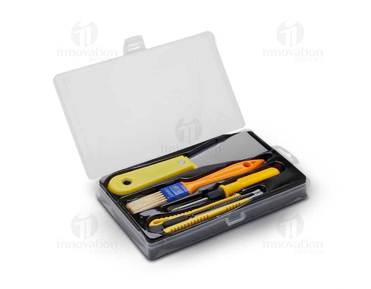 Kit com caneta e lapiseira de metal dentro de um estojo preto vazio, sobre uma mesa de escritório com papel em branco e uma página aberta de um livro. Kit com caneta e lapiseira de metal dentro de um estojo preto vazio, sobre uma mesa de escritório com papel em branco e uma página aberta de um livro.