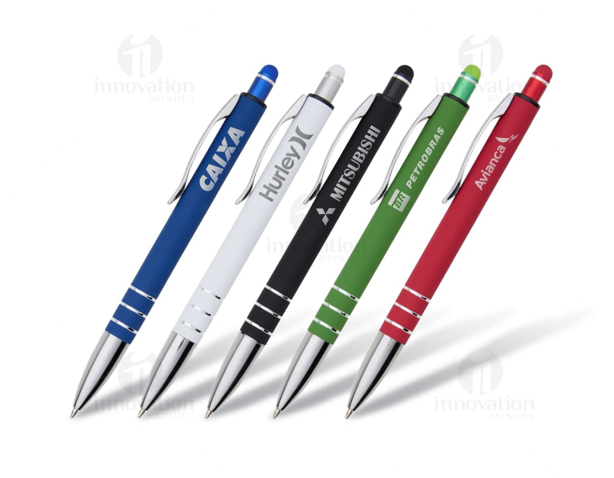 kit com 6 porta copos de cores variadas dispostos em círculo sobre uma mesa de madeira claracom fundo branco. kit com 6 porta copos de cores variadas dispostos em círculo sobre uma mesa de madeira claracom fundo branco.