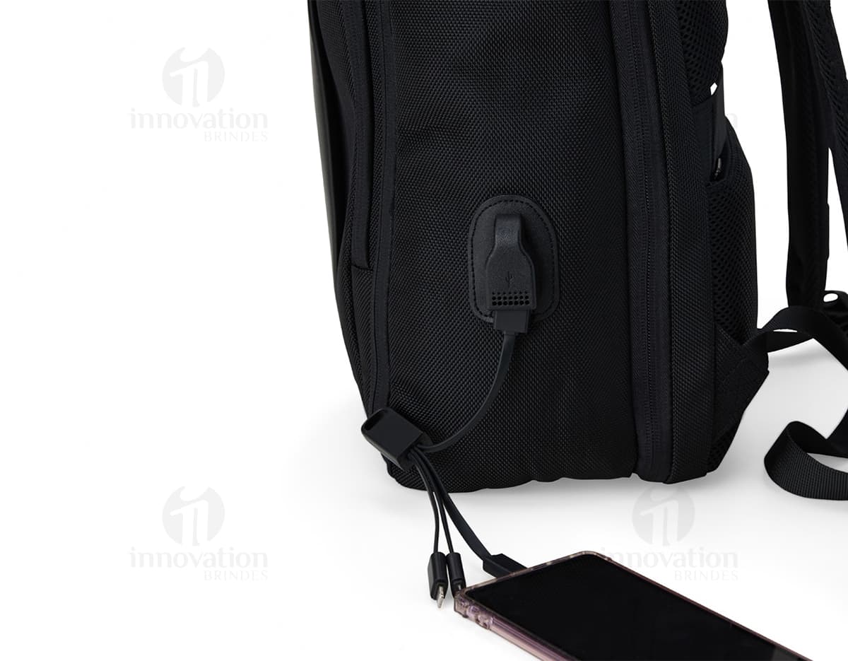 Mochila prática para notebook de Nylon. Azul escuro, com compartimento acolchoado e alças ajustáveis. Ideal para transporte seguro de dispositivos eletrônicos. Mochila prática para notebook de Nylon. Azul escuro, com compartimento acolchoado e alças ajustáveis. Ideal para transporte seguro de dispositivos eletrônicos.