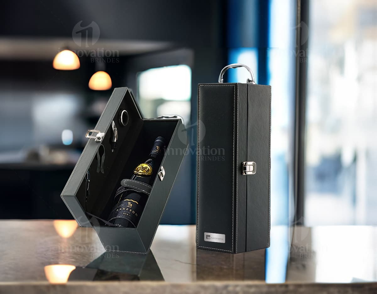 Kit Vinho 4 Peças - Aproveite momentos especiais com este elegante conjunto de acessórios para vinho. Com design moderno e sofisticado em metal, o kit inclui os essenciais para apreciar sua bebida favorita. Perfeito para presentear ou para uso próprio. Garanta já o seu! Kit Vinho 4 Peças - Aproveite momentos especiais com este elegante conjunto de acessórios para vinho. Com design moderno e sofisticado em metal, o kit inclui os essenciais para apreciar sua bebida favorita. Perfeito para presentear ou para uso próprio. Garanta já o seu!