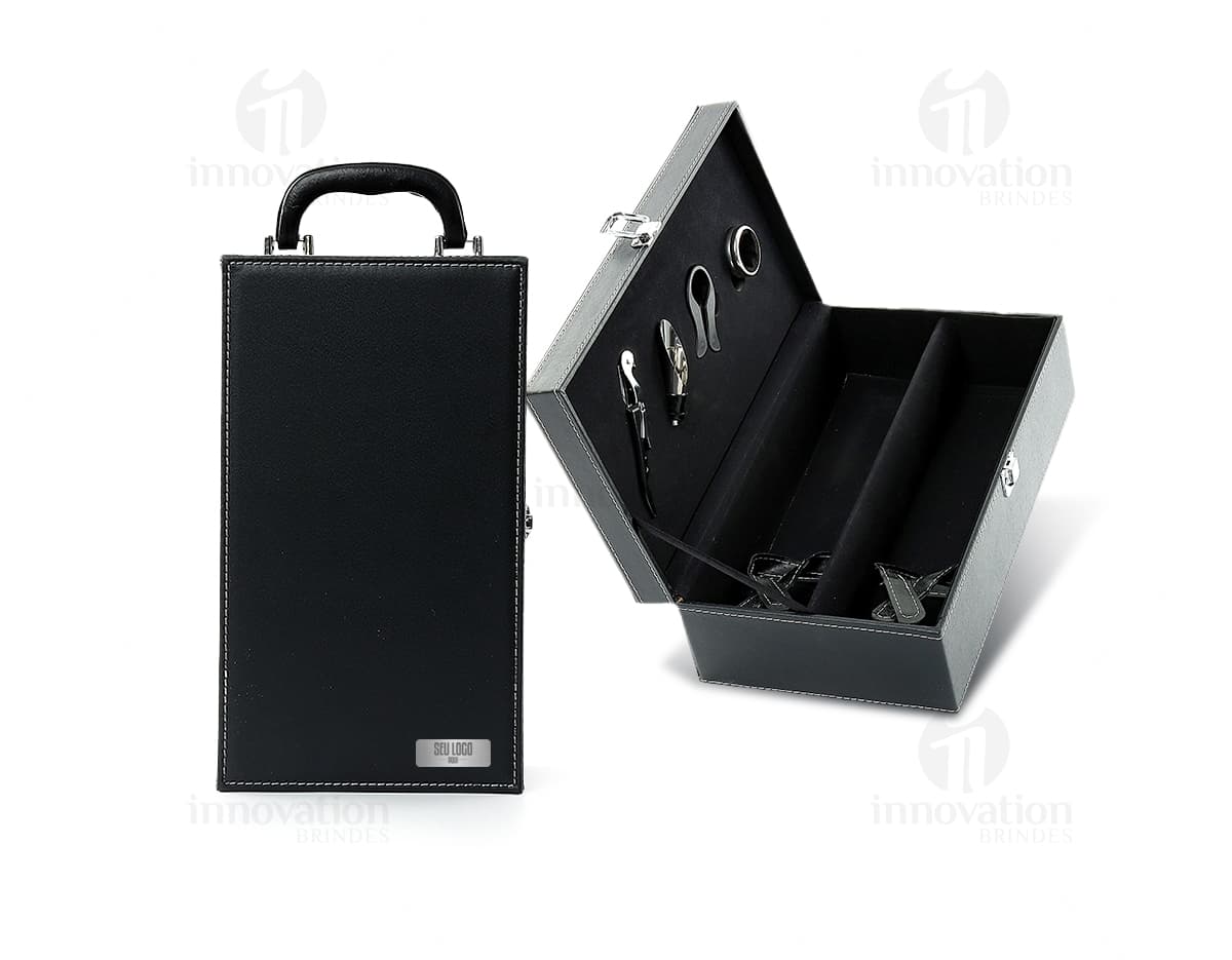 Kit com 6 porta copos em diferentes cores e estampas sobre uma mesa de madeira. Kit com 6 porta copos em diferentes cores e estampas sobre uma mesa de madeira.