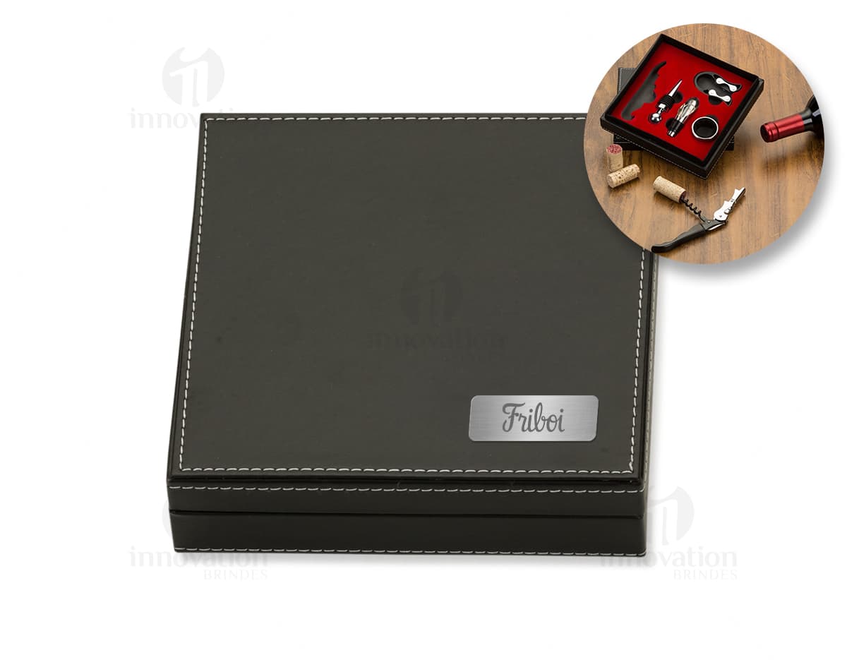 Kit com 6 porta copos em formato quadrado, feitos de madeira com estampas coloridas de flores e folhas. Cada porta copo possui um revestimento de borracha antiderrapante na parte inferior. Kit com 6 porta copos em formato quadrado, feitos de madeira com estampas coloridas de flores e folhas. Cada porta copo possui um revestimento de borracha antiderrapante na parte inferior.