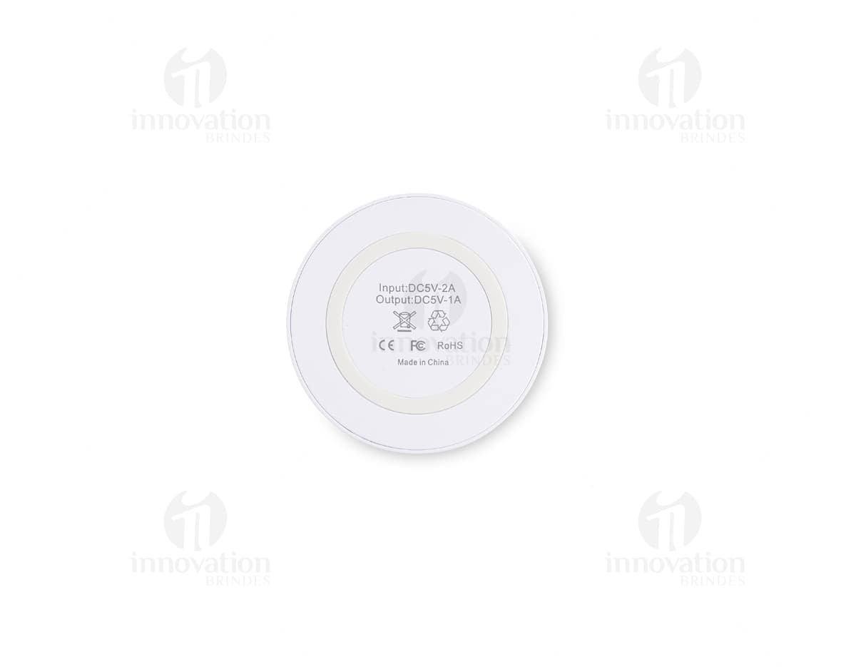 Bateria portátil e carregador com capacidade de 4000mAh, ideal para carregar dispositivos eletrônicos em movimento. Bateria portátil e carregador com capacidade de 4000mAh, ideal para carregar dispositivos eletrônicos em movimento.