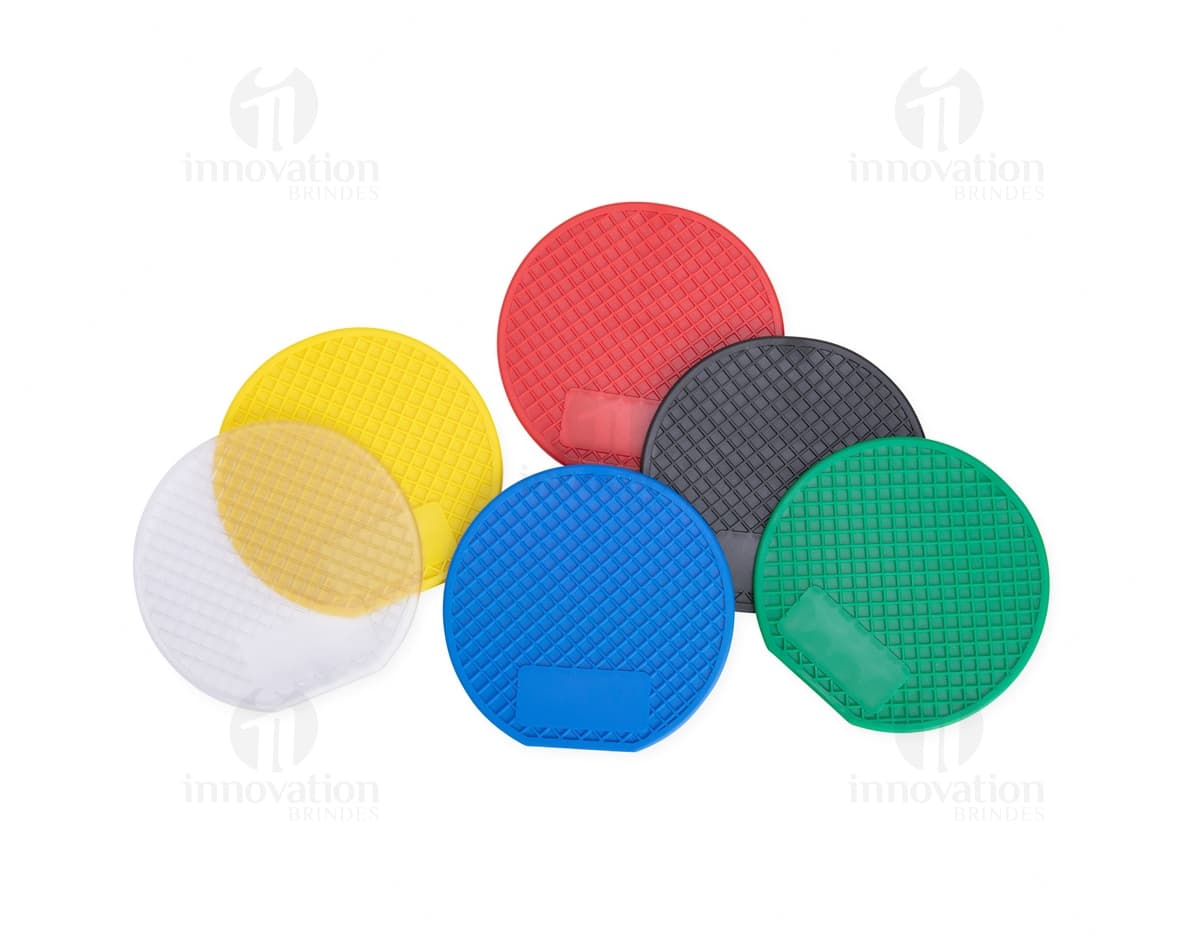 Kit com 6 porta copos em formato redondo, feitos de material resistente e com estampas coloridas variadas. Kit com 6 porta copos em formato redondo, feitos de material resistente e com estampas coloridas variadas.