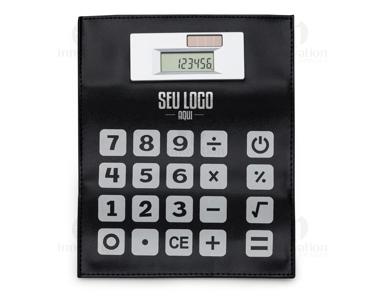 Kit com 6 porta copos dispostos em uma mesa de madeira. Cada porta copo possui um design diferente com estampas coloridas. Kit com 6 porta copos dispostos em uma mesa de madeira. Cada porta copo possui um design diferente com estampas coloridas.