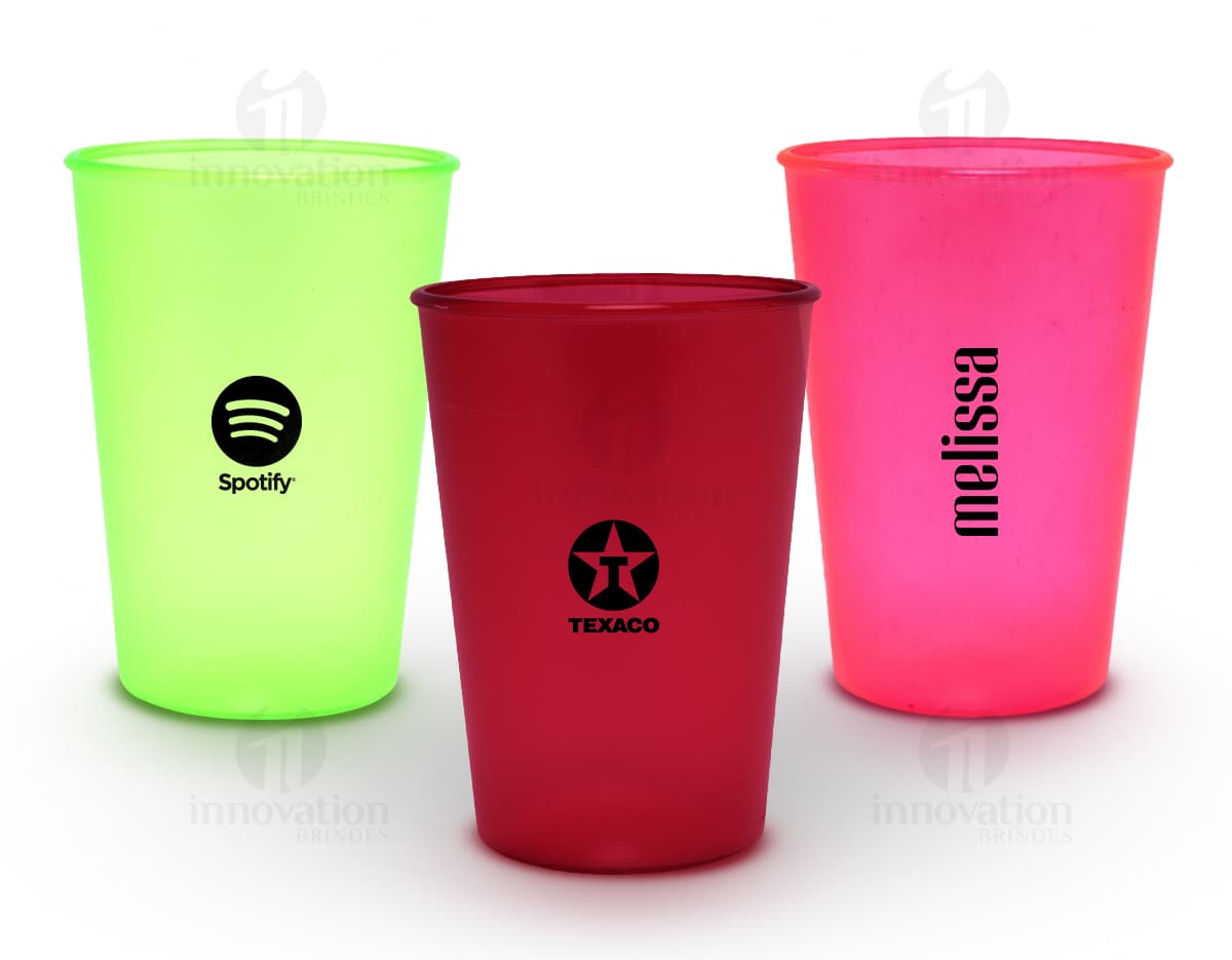 Kit com 6 porta copos em formato circular, feitos de cerâmica branca com estampas coloridas de frutas. Kit com 6 porta copos em formato circular, feitos de cerâmica branca com estampas coloridas de frutas.