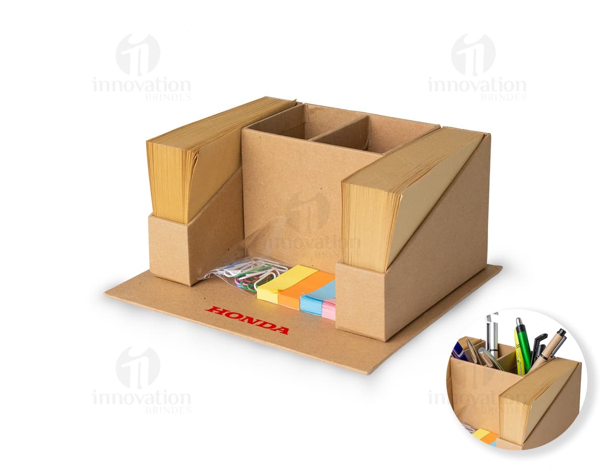 Chaveiro de metal com detalhe emborrachado em formato de coração. Chaveiro de metal com detalhe emborrachado em formato de coração.