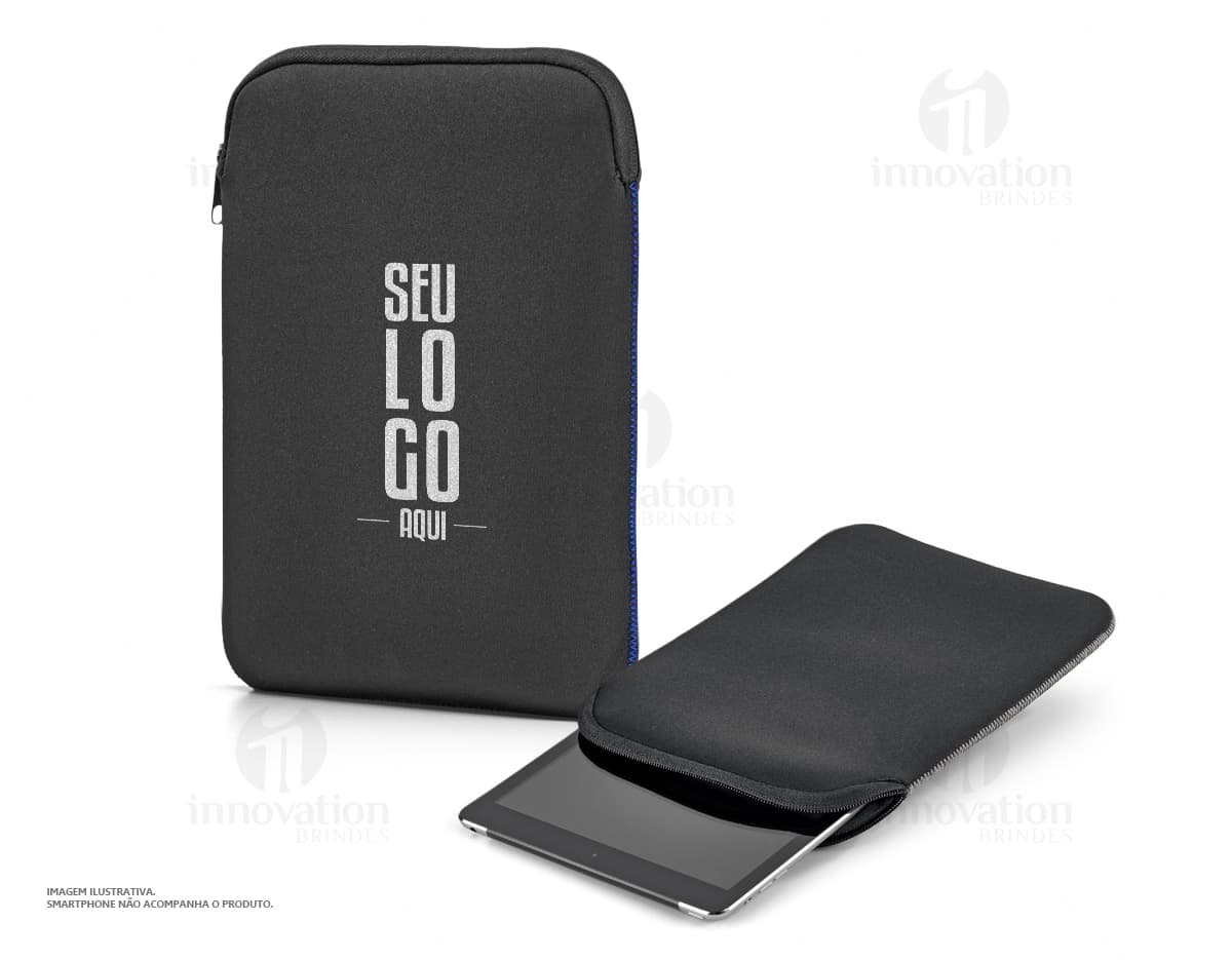 Cabo 4 em 1 com case em destaque, mostrando os quatro tipos de conexões disponíveis: USB-C, Lightning, Micro-USB e USB-A. Cabo 4 em 1 com case em destaque, mostrando os quatro tipos de conexões disponíveis: USB-C, Lightning, Micro-USB e USB-A.
