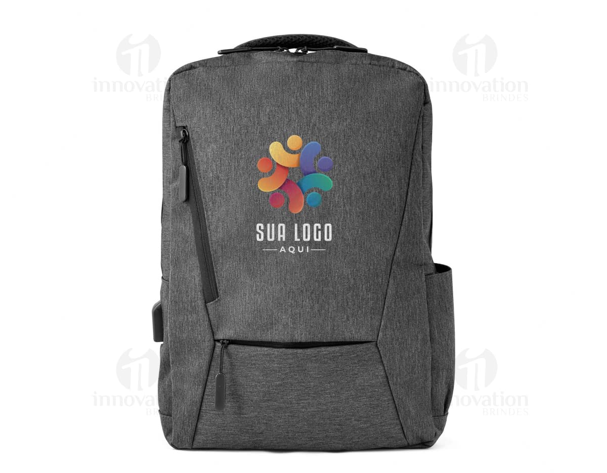Mochila em juco em cor amarela, com alças de couro marrom e fecho de fivela. Mochila em juco em cor amarela, com alças de couro marrom e fecho de fivela.