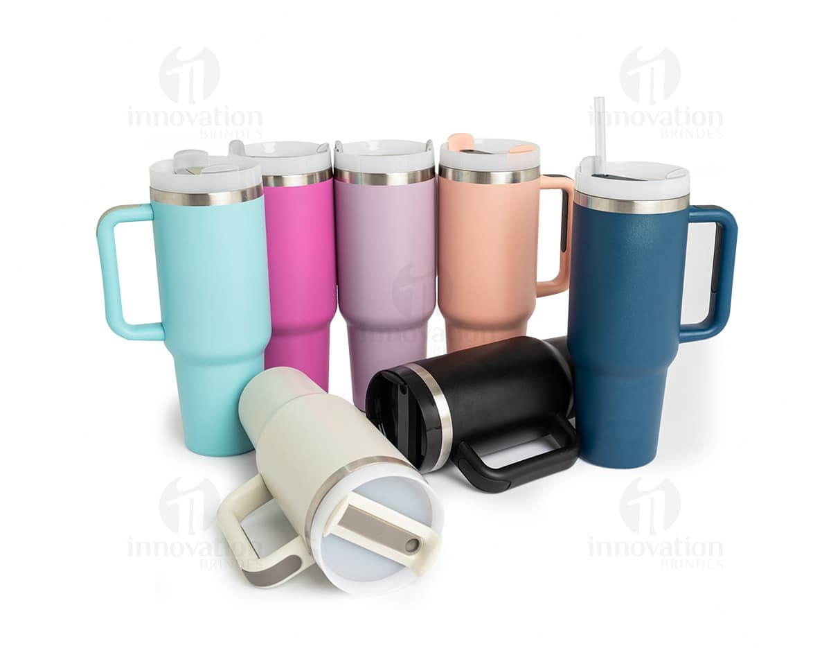 Kit com 6 porta copos em cores diversas, sendo amarelo, azul, verde, vermelho, rosa e preto. Os porta copos possuem textura antiderrapante e encaixe perfeito para copos de diversos tamanhos. Ideal para proteger a mesa de manchas e arranhões. Kit com 6 porta copos em cores diversas, sendo amarelo, azul, verde, vermelho, rosa e preto. Os porta copos possuem textura antiderrapante e encaixe perfeito para copos de diversos tamanhos. Ideal para proteger a mesa de manchas e arranhões.