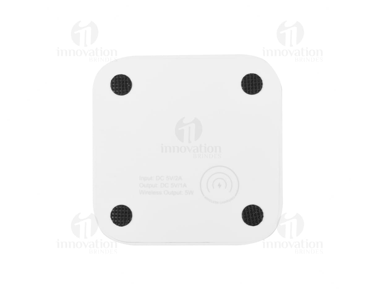 Kit com 6 porta copos em diferentes cores e estilos, dispostos lado a lado em uma mesa de madeira. Kit com 6 porta copos em diferentes cores e estilos, dispostos lado a lado em uma mesa de madeira.
