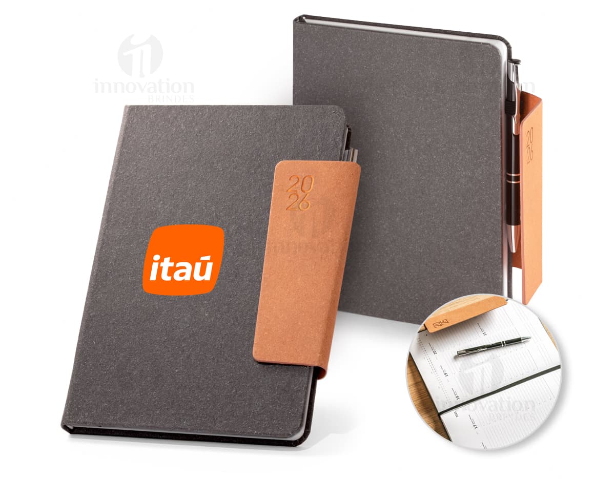 Kit com 6 porta copos em cores diferentes, sendo um azul, um vermelho, um amarelo, um verde, um laranja e um roxo. Os porta copos possuem estampas geométricas e são feitos de material resistente. Kit com 6 porta copos em cores diferentes, sendo um azul, um vermelho, um amarelo, um verde, um laranja e um roxo. Os porta copos possuem estampas geométricas e são feitos de material resistente.