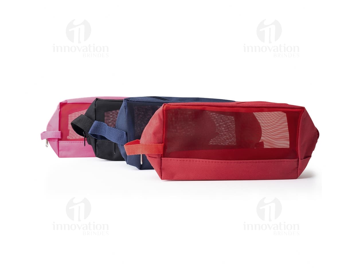Kit com 6 porta copos em formato circular, feitos de madeira com estampas coloridas de animais selvagens. Kit com 6 porta copos em formato circular, feitos de madeira com estampas coloridas de animais selvagens.