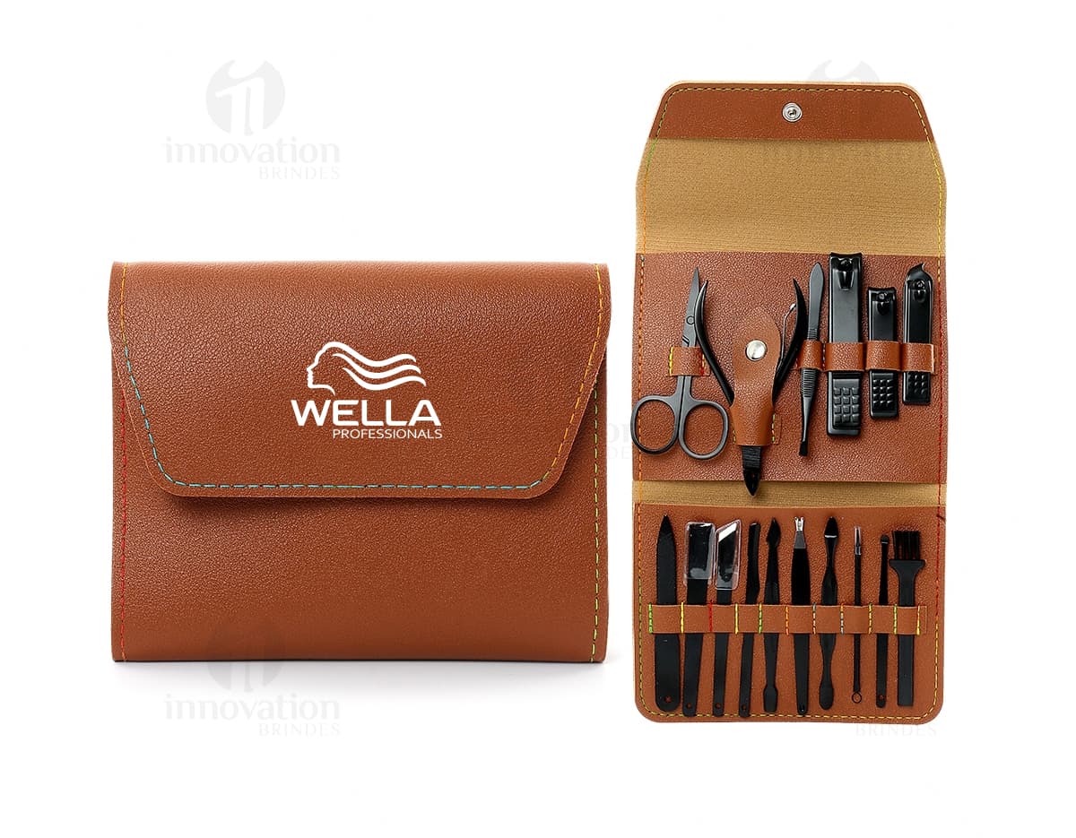 Kit Vinho Completo com Estojo Garrafa em cor preta, contendo saca-rolhas, corta-gotas, anel corta-pingos, tampa para garrafa e bico dosador. Kit Vinho Completo com Estojo Garrafa em cor preta, contendo saca-rolhas, corta-gotas, anel corta-pingos, tampa para garrafa e bico dosador.