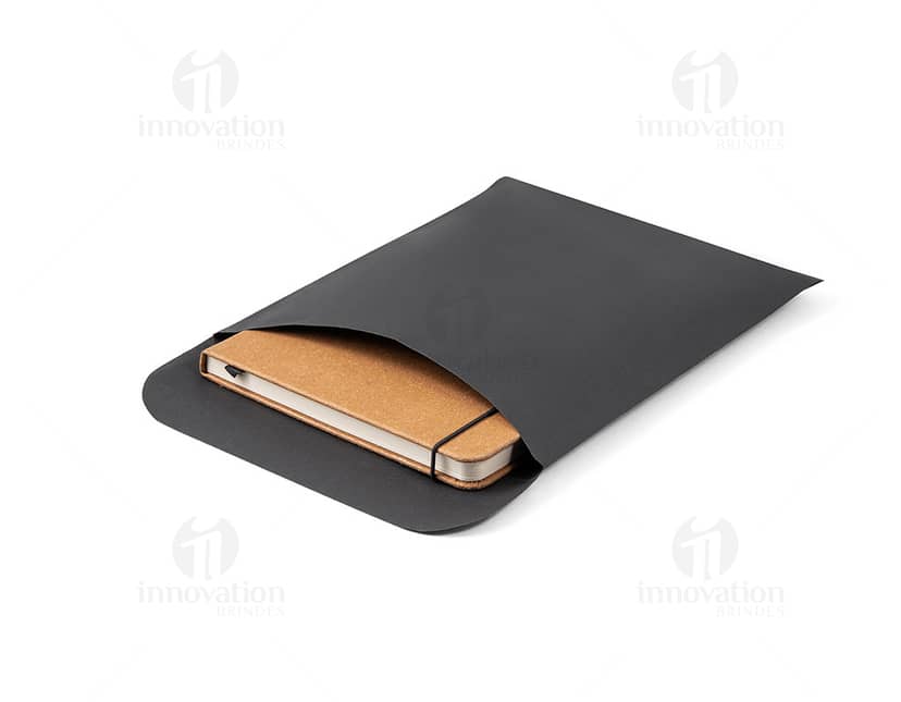 Kit com 6 porta copos em diferentes cores e estampas, de material resistente e impermeável.