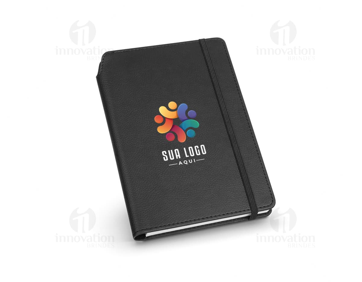 Caderno de negócios preto com capa de couro e logo dourado. Caderno de negócios preto com capa de couro e logo dourado.
