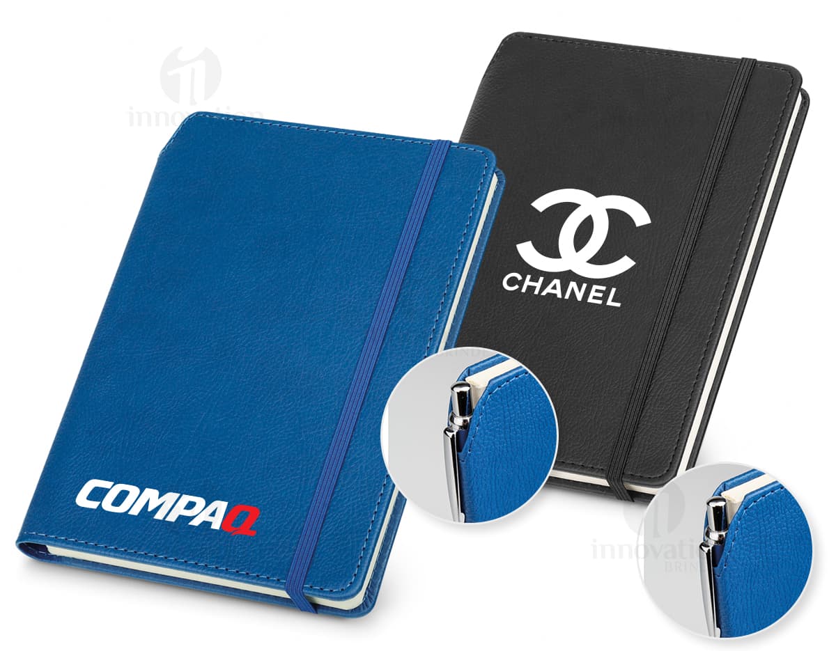 Kit com 6 porta copos em formato redondo nas cores azul, verde, amarelo, vermelho, laranja e rosa em uma superfície de madeira. Kit com 6 porta copos em formato redondo nas cores azul, verde, amarelo, vermelho, laranja e rosa em uma superfície de madeira.
