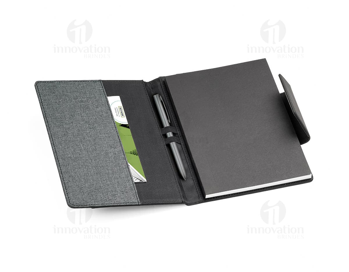 Kit com 6 porta copos de diferentes cores e estilos, colocados em uma mesa de madeira. Kit com 6 porta copos de diferentes cores e estilos, colocados em uma mesa de madeira.