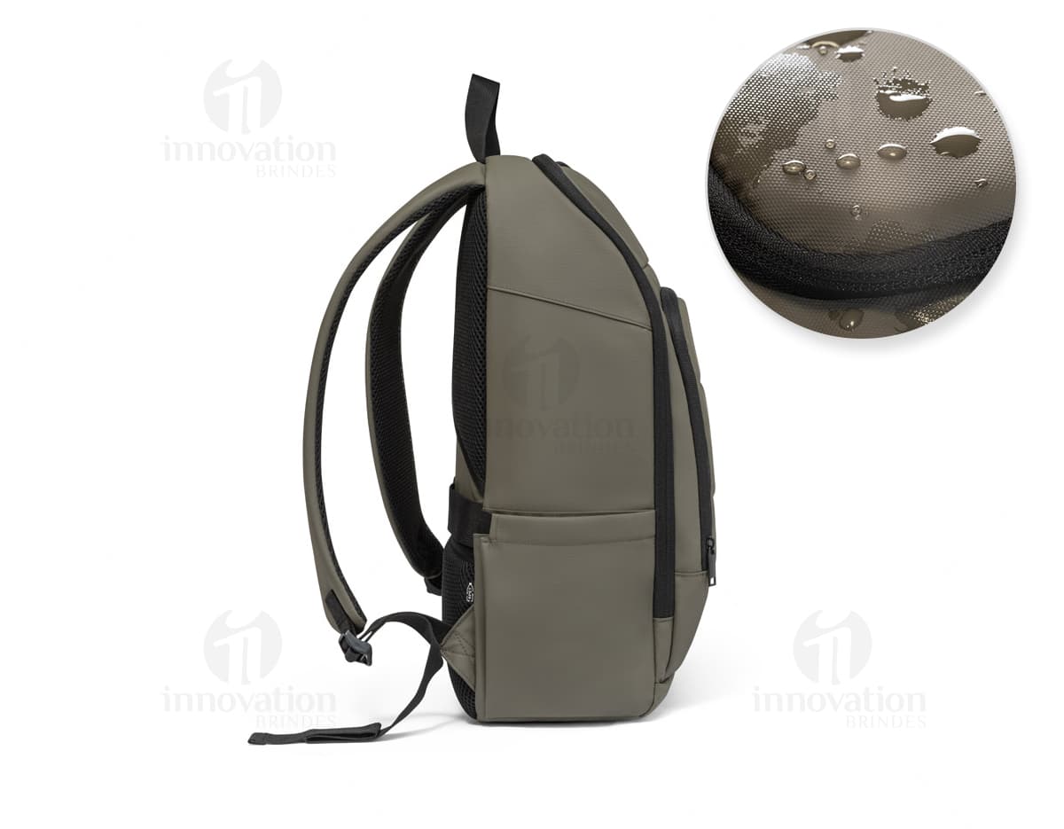 Mochila anti furto para notebook em cor preta, com diversos compartimentos e zíperes escondidos. Possui alças ajustáveis e acolchoadas para maior conforto ao carregar. Mochila anti furto para notebook em cor preta, com diversos compartimentos e zíperes escondidos. Possui alças ajustáveis e acolchoadas para maior conforto ao carregar.