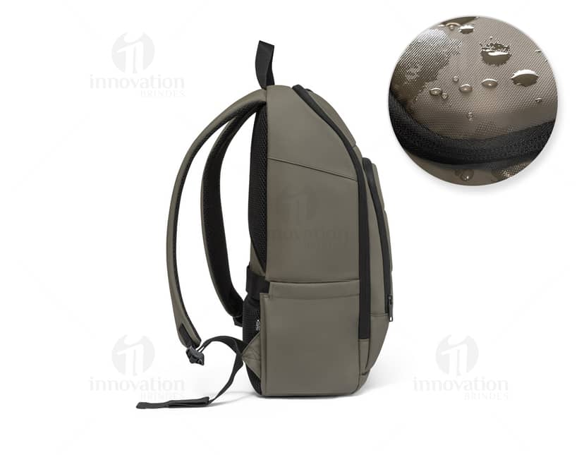 Mochila anti furto para notebook em cor preta, com diversos compartimentos e zíperes escondidos. Possui alças ajustáveis e acolchoadas para maior conforto ao carregar.