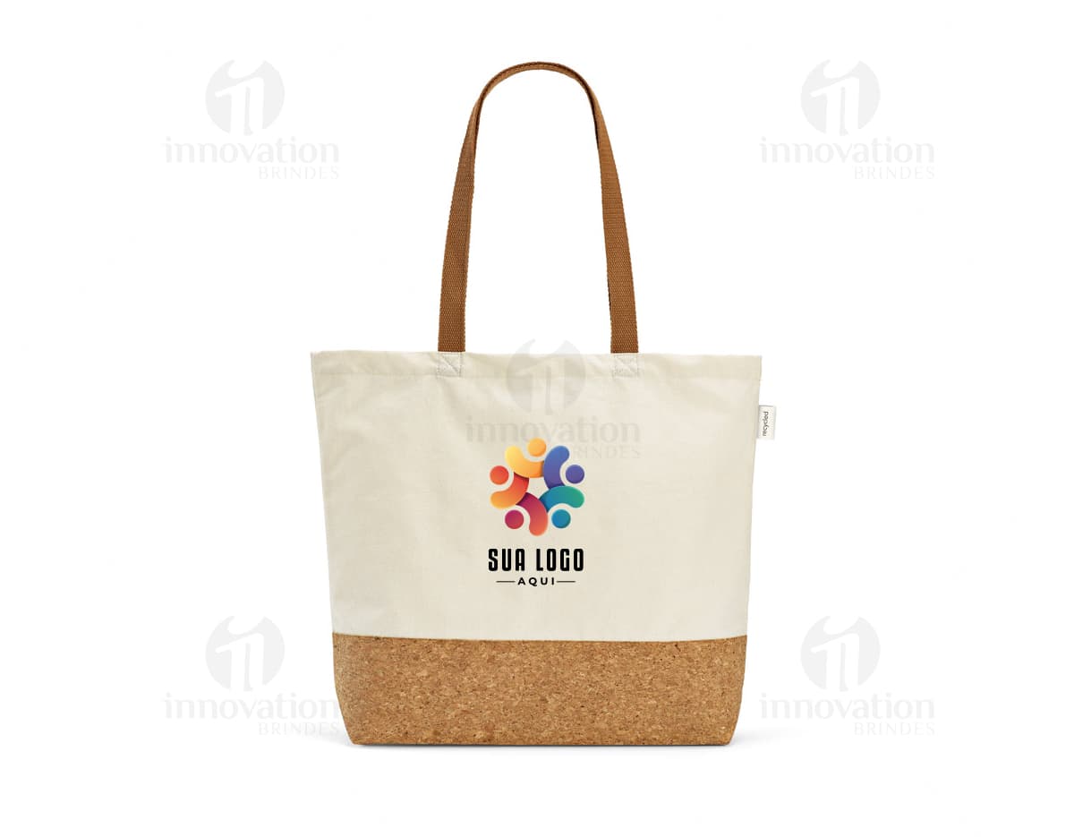 Sacola de compras em rattan e burlap marrom, com alça de couro, vazia e aberta. O design inclui um fecho de zíper, etiqueta de preço, e uma pequena etiqueta amarela de presente. Imagem representando luxo e elegância para o mercado de moda e acessórios. Sacola de compras em rattan e burlap marrom, com alça de couro, vazia e aberta. O design inclui um fecho de zíper, etiqueta de preço, e uma pequena etiqueta amarela de presente. Imagem representando luxo e elegância para o mercado de moda e acessórios.