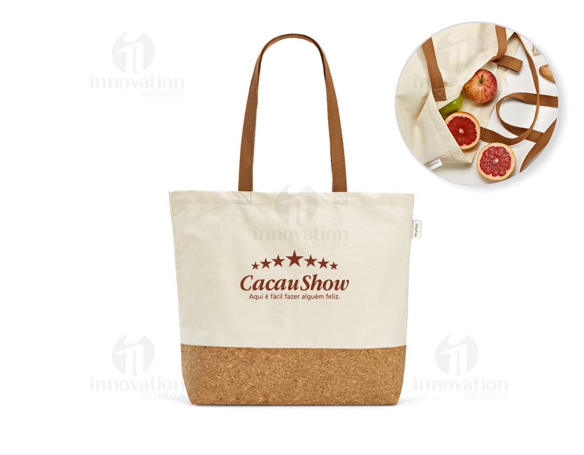 Sacola de compras em rattan e burlap marrom, com alça de couro, vazia e aberta. O design inclui um fecho de zíper, etiqueta de preço, e uma pequena etiqueta amarela de presente. Imagem representando luxo e elegância para o mercado de moda e acessórios. Sacola de compras em rattan e burlap marrom, com alça de couro, vazia e aberta. O design inclui um fecho de zíper, etiqueta de preço, e uma pequena etiqueta amarela de presente. Imagem representando luxo e elegância para o mercado de moda e acessórios.