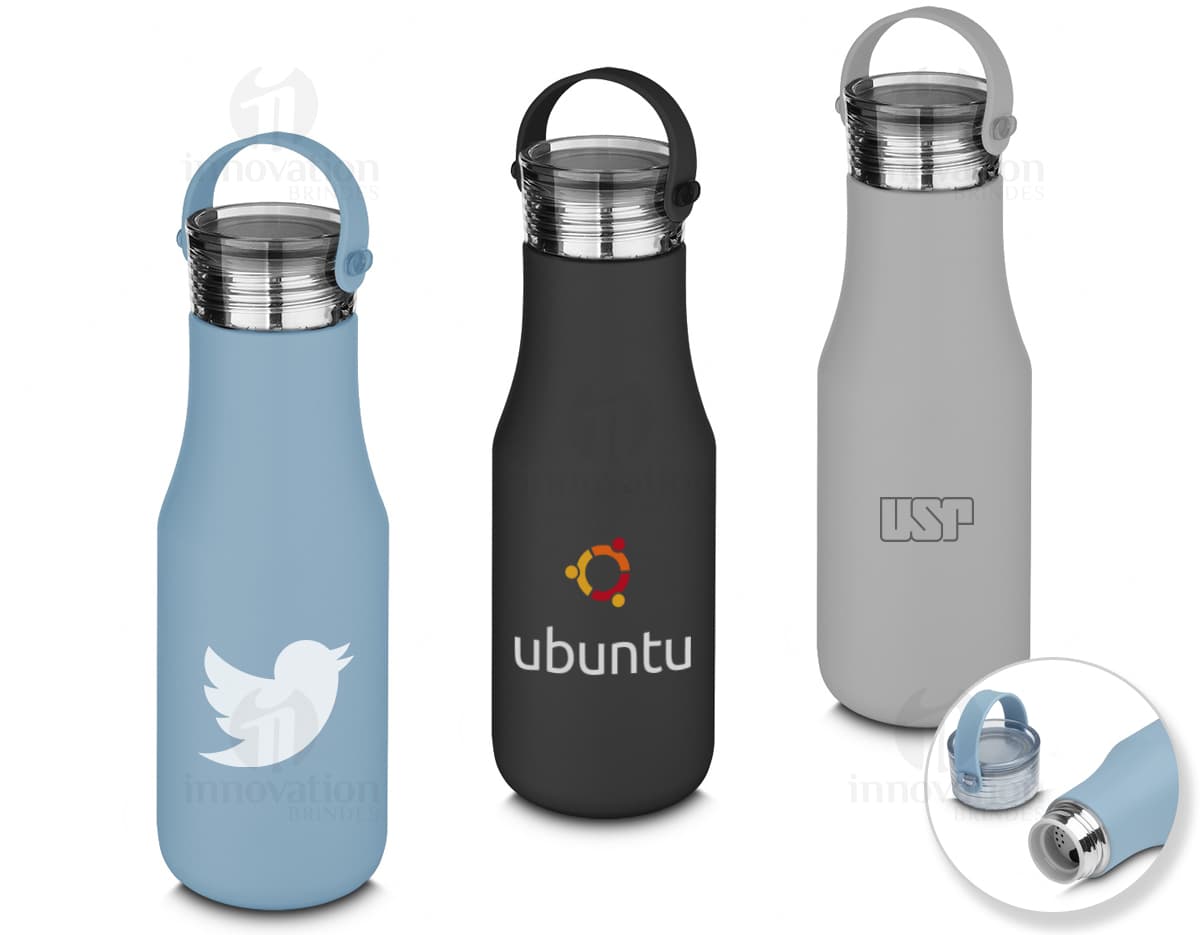 Kit com 6 porta copos em cores variadas sobre uma mesa de madeira. Kit com 6 porta copos em cores variadas sobre uma mesa de madeira.