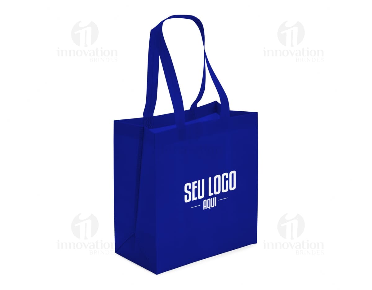 Sacola TNT na cor verde com alças pretas em um fundo branco. Sacola TNT na cor verde com alças pretas em um fundo branco.