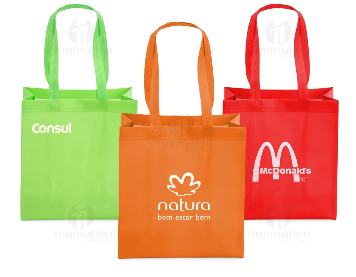 Sacola TNT na cor verde com alças pretas em um fundo branco. Sacola TNT na cor verde com alças pretas em um fundo branco.