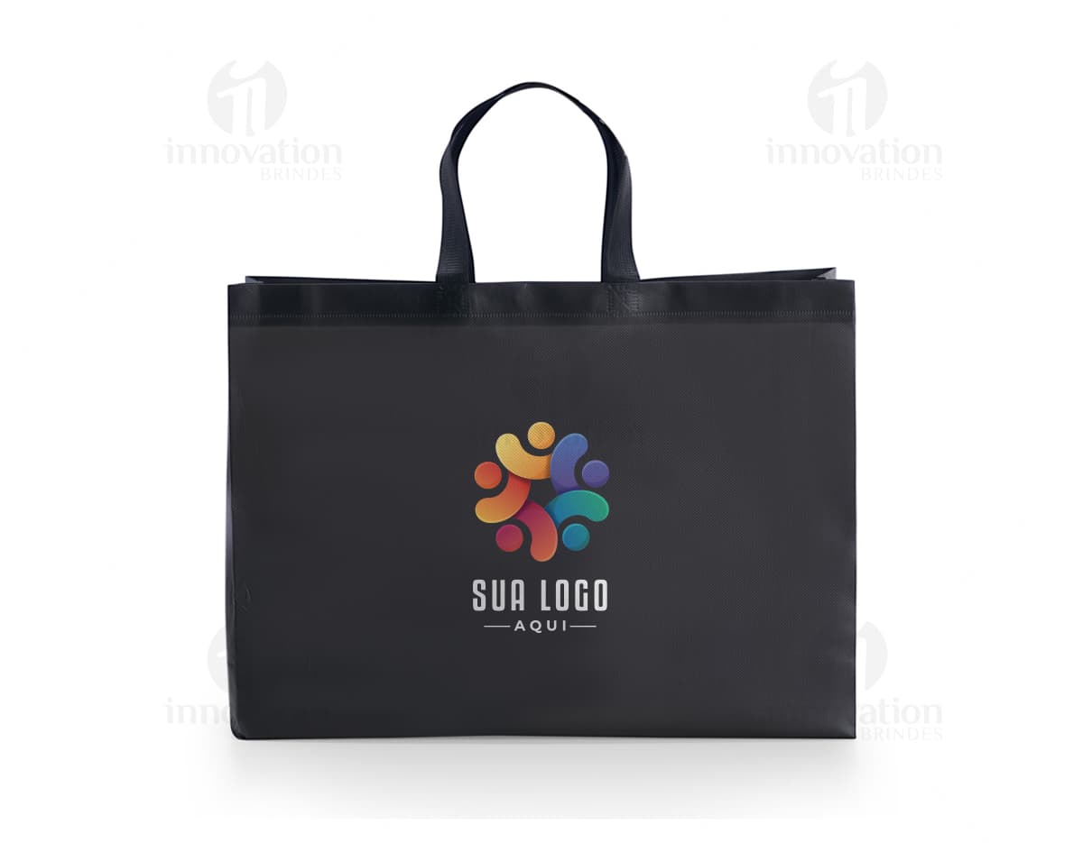 Sacola TNT dourada com laço de fita vermelha, utilizada como embalagem para presentes de várias ocasiões, como aniversários, festas e datas comemorativas. Sacola TNT dourada com laço de fita vermelha, utilizada como embalagem para presentes de várias ocasiões, como aniversários, festas e datas comemorativas.