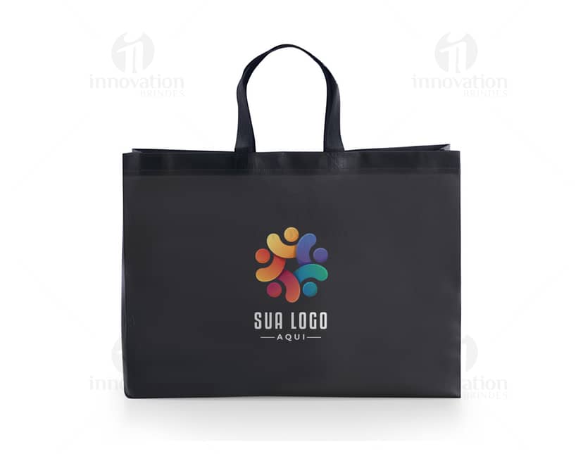 Sacola TNT dourada com laço de fita vermelha, utilizada como embalagem para presentes de várias ocasiões, como aniversários, festas e datas comemorativas.