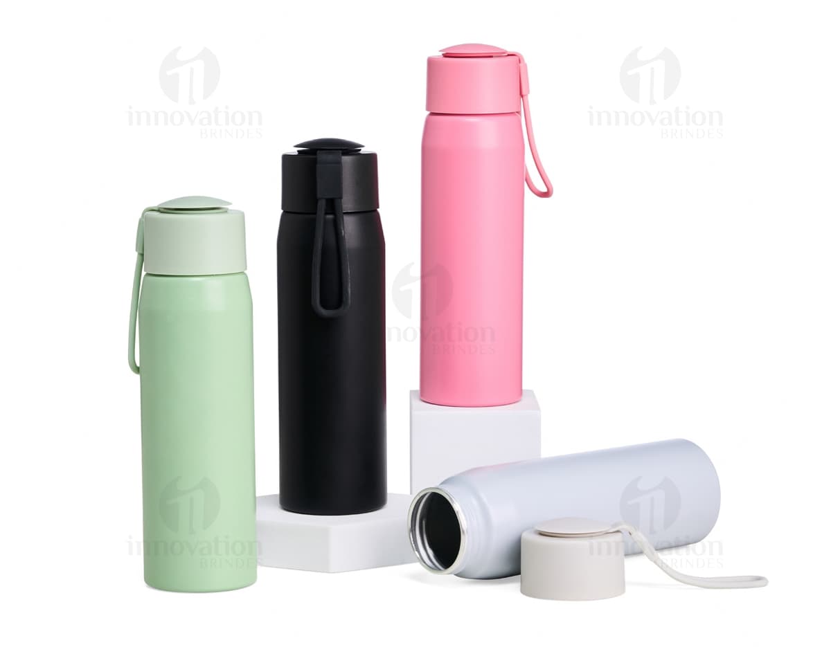 Garrafa de alumínio de 600ml na cor prata, com tampa de rosca e design elegante. Garrafa de alumínio de 600ml na cor prata, com tampa de rosca e design elegante.