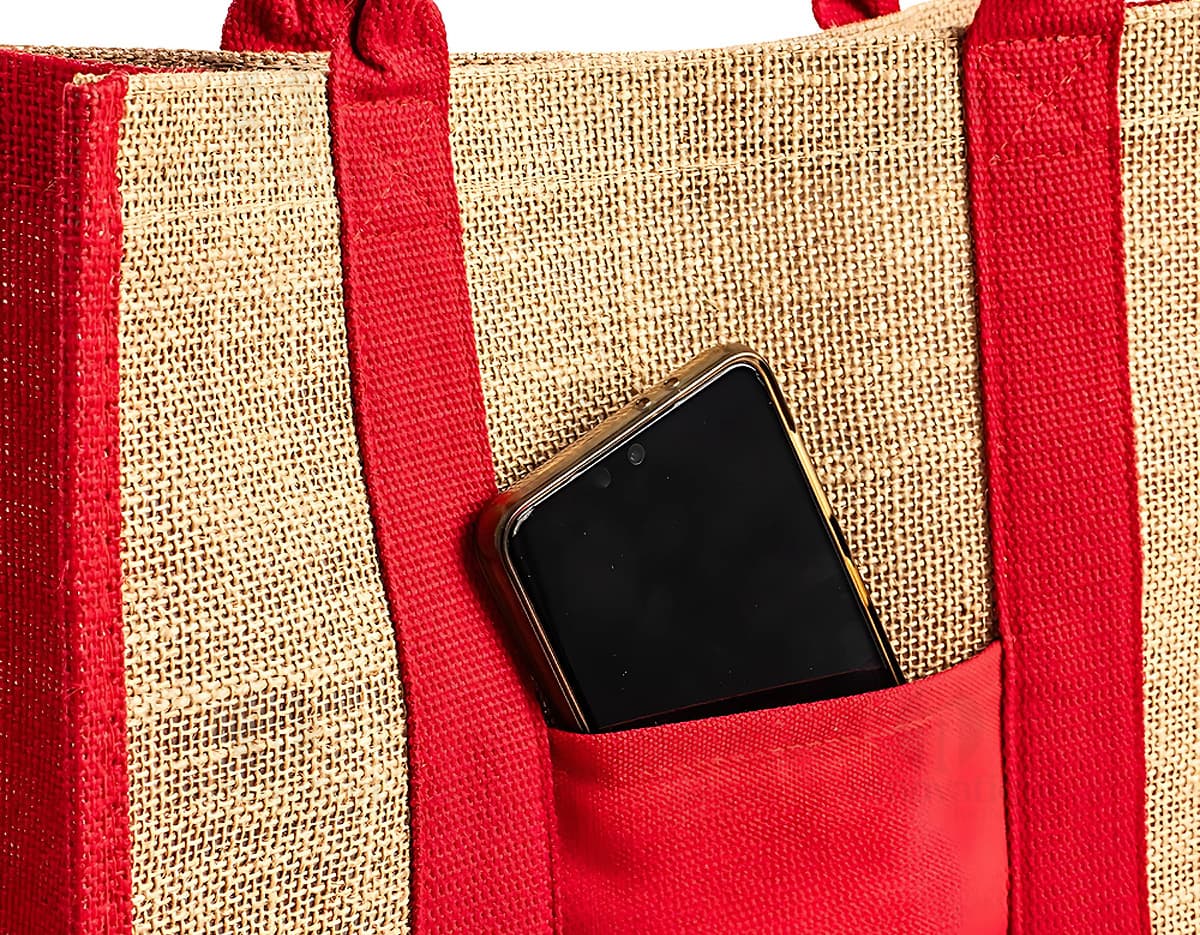 Kit com 6 porta copos de diferentes cores e designs. Estão dispostos em uma bela mesa de madeira, com um copo de suco ao centro. Kit com 6 porta copos de diferentes cores e designs. Estão dispostos em uma bela mesa de madeira, com um copo de suco ao centro.