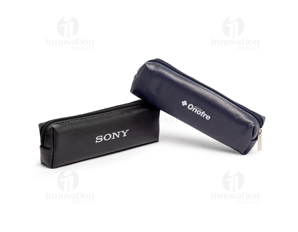 Kit com 6 porta copos em formato quadrado, feitos de material resistente. Cada porta copo possui uma estampa de xadrez em tons de azul, verde e branco. Kit com 6 porta copos em formato quadrado, feitos de material resistente. Cada porta copo possui uma estampa de xadrez em tons de azul, verde e branco.