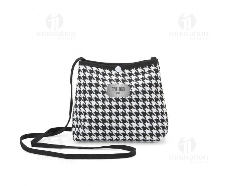 Mini Bolsa Transversal em Algodão preta, com design vintage e textura de tecido grunge desgastado. Possui fecho de correr, bolso externo e interior espaçoso para guardar documentos, dinheiro e objetos pessoais. Ideal para um look moderno e casual.