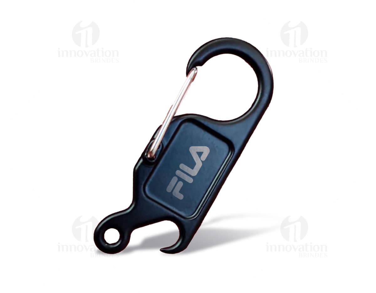 Chaveiro mosquetão abridor em metal prateado, com design compacto e funcional. Chaveiro mosquetão abridor em metal prateado, com design compacto e funcional.