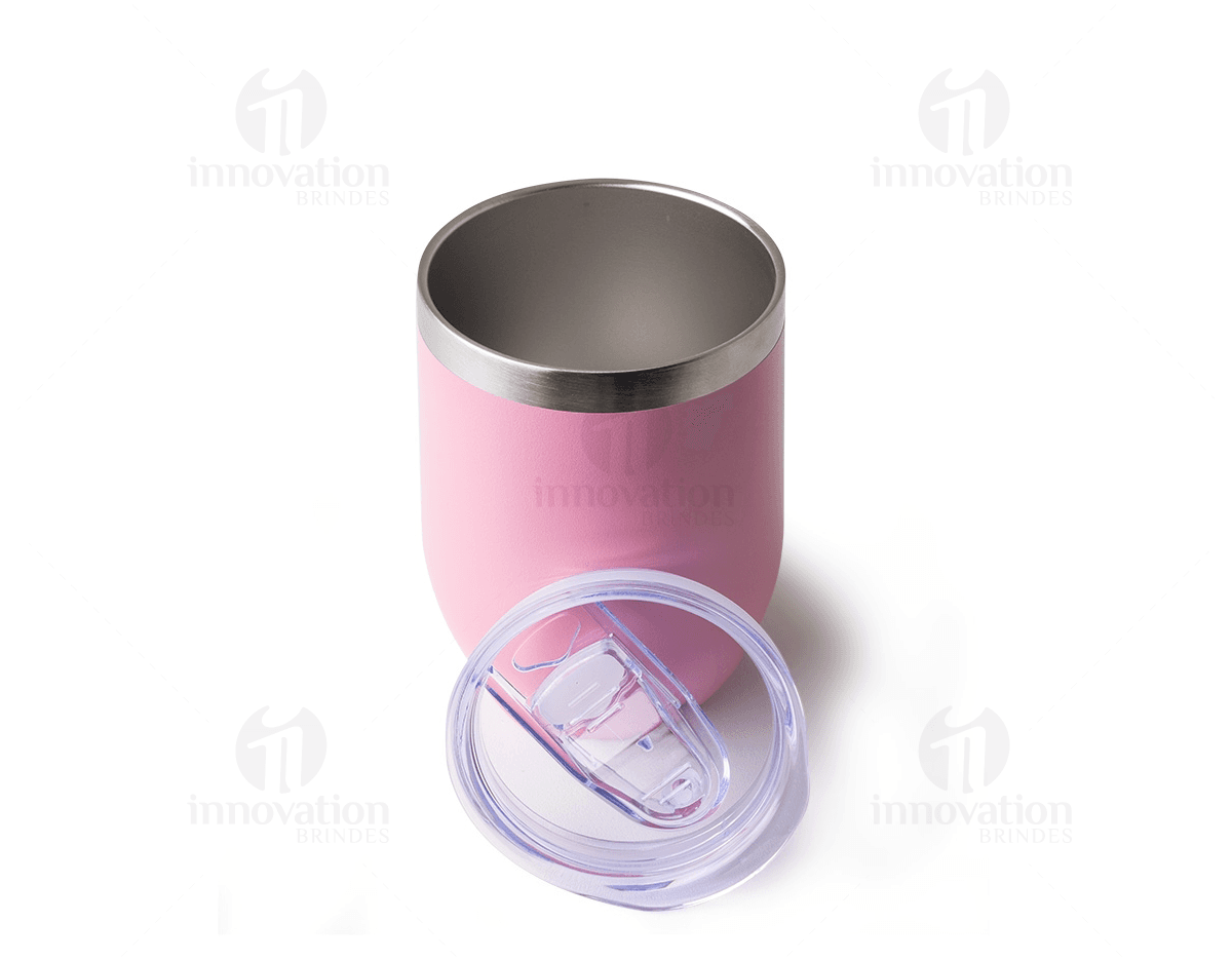 Kit com 6 porta copos de diferentes cores e estampas, dispostos sobre uma mesa de madeira. Kit com 6 porta copos de diferentes cores e estampas, dispostos sobre uma mesa de madeira.