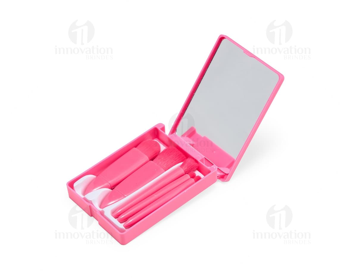 Kit com 6 porta copos em formato redondo, feitos de madeira com estampas coloridas de flores e folhas. Cada porta copo possui um diâmetro de 10 cm, sendo ideais para proteger superfícies de mesas e balcões. Kit com 6 porta copos em formato redondo, feitos de madeira com estampas coloridas de flores e folhas. Cada porta copo possui um diâmetro de 10 cm, sendo ideais para proteger superfícies de mesas e balcões.