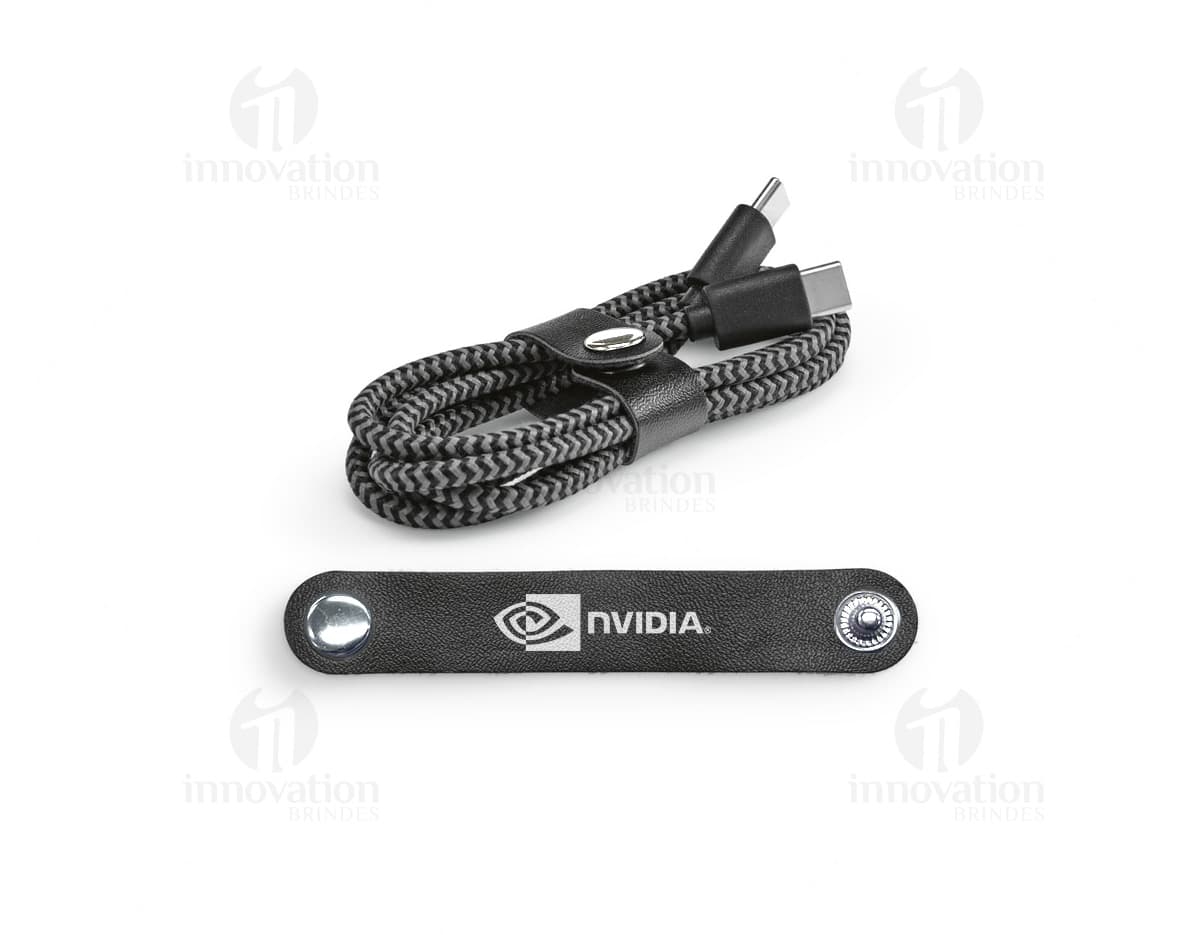 Carregador Wireless por InduçãoSAIULINHA em fundo branco com luz indicadora de carregamento. Carregador Wireless por InduçãoSAIULINHA em fundo branco com luz indicadora de carregamento.