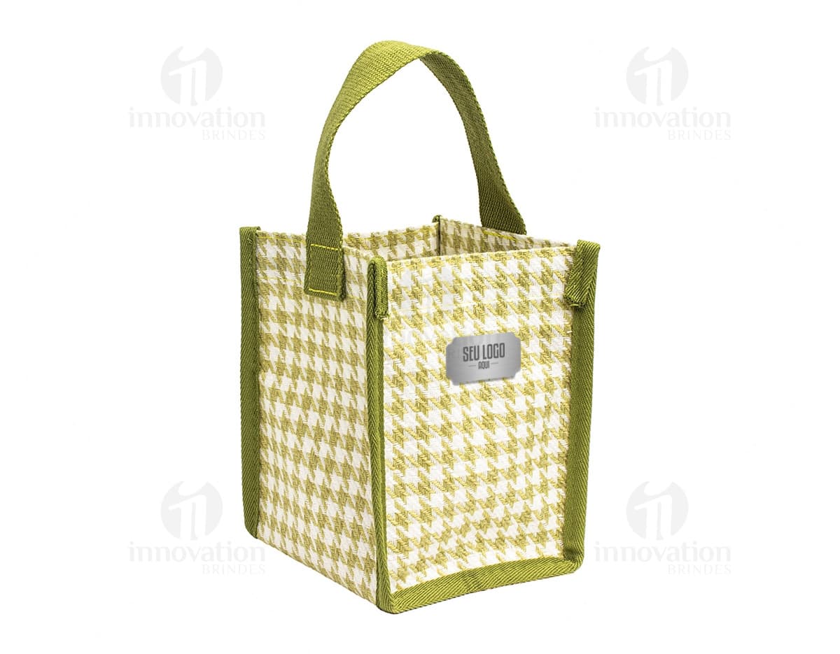Sacola compacta de poliéster na cor azul com alças de nylon e fecho de zíper. Sacola compacta de poliéster na cor azul com alças de nylon e fecho de zíper.