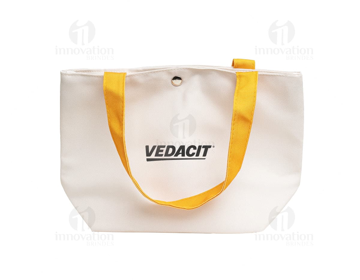 Kit com 6 porta copos de diferentes cores e estampas sobre uma mesa de madeira. Kit com 6 porta copos de diferentes cores e estampas sobre uma mesa de madeira.