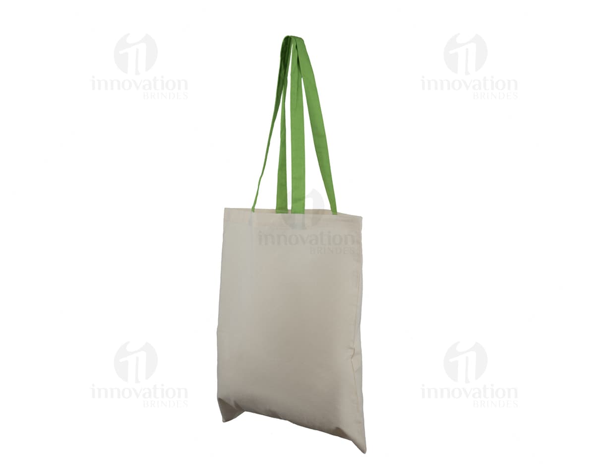 Sacola em non-woven de 80 g/m² em cor verde, com alças e design simples. Sacola em non-woven de 80 g/m² em cor verde, com alças e design simples.
