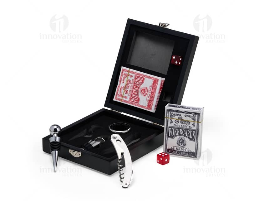 Kit de vinho elegante acompanhado de um jogo de baralho, perfeito para momentos de descontração.