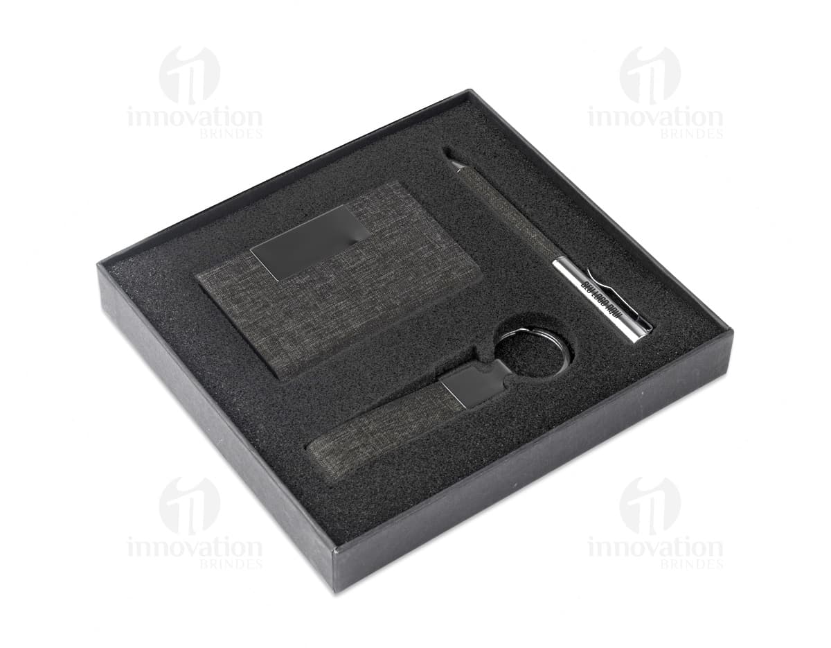 Kit com 6 porta copos em cores variadas dispostos sobre uma mesa de madeira. Kit com 6 porta copos em cores variadas dispostos sobre uma mesa de madeira.