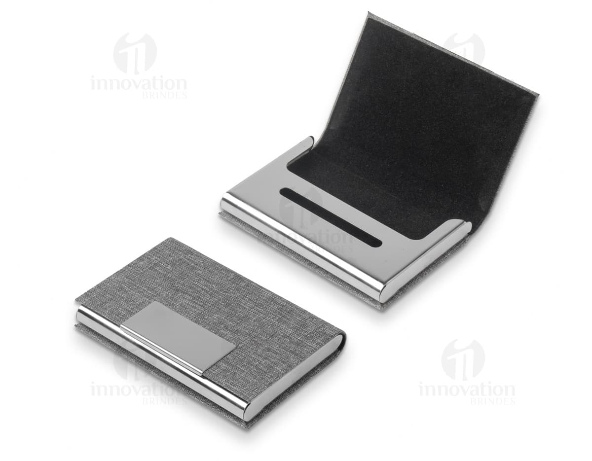 Kit com 6 porta copos em cores variadas dispostos sobre uma mesa de madeira. Kit com 6 porta copos em cores variadas dispostos sobre uma mesa de madeira.