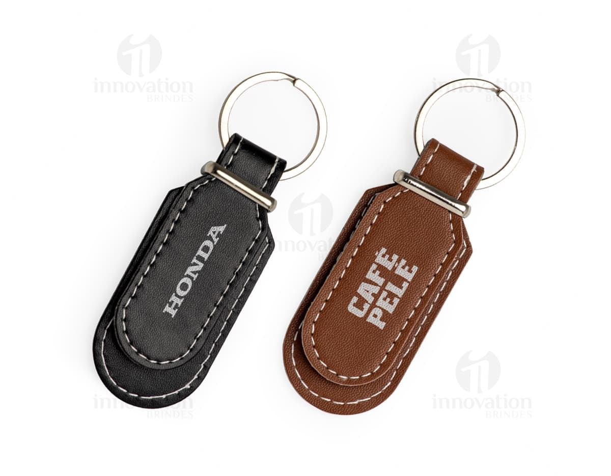 Chaveiro de Couro Sintético preto com argola de metal e detalhes costurados à mão. Chaveiro de Couro Sintético preto com argola de metal e detalhes costurados à mão.