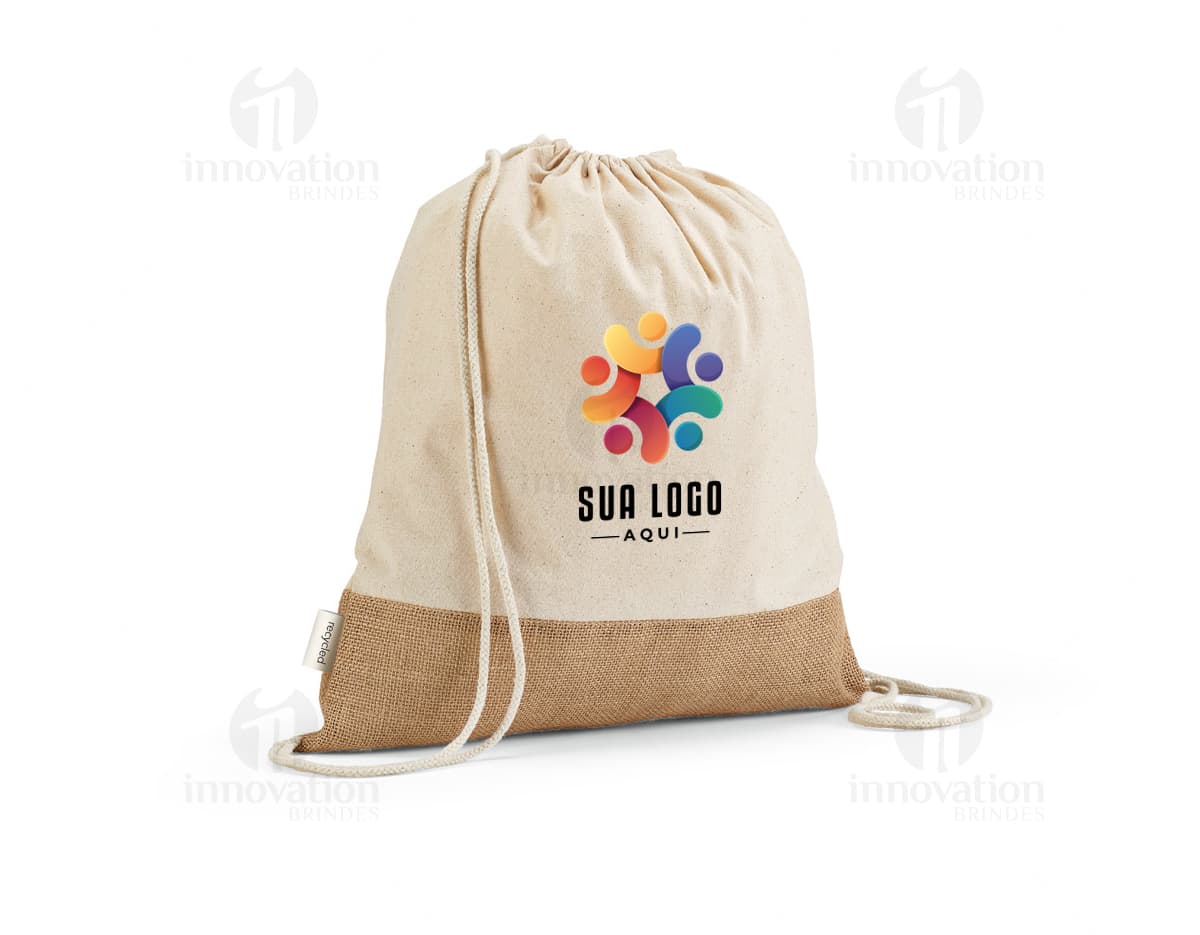 Kit com 6 porta copos de diferentes cores e estampas sobre uma mesa de madeira. Kit com 6 porta copos de diferentes cores e estampas sobre uma mesa de madeira.