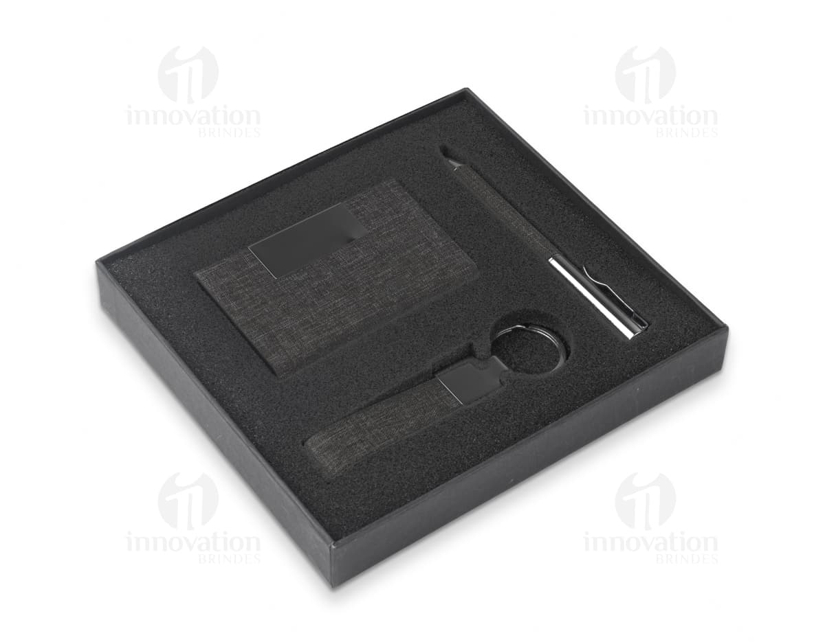Kit com 6 porta copos em formato redondo, feitos de cerâmica com estampa de plantas tropicais em tons de verde e rosa. Cada porta copo possui uma camada de cortiça na parte inferior para proteger a superfície de móveis. Kit com 6 porta copos em formato redondo, feitos de cerâmica com estampa de plantas tropicais em tons de verde e rosa. Cada porta copo possui uma camada de cortiça na parte inferior para proteger a superfície de móveis.
